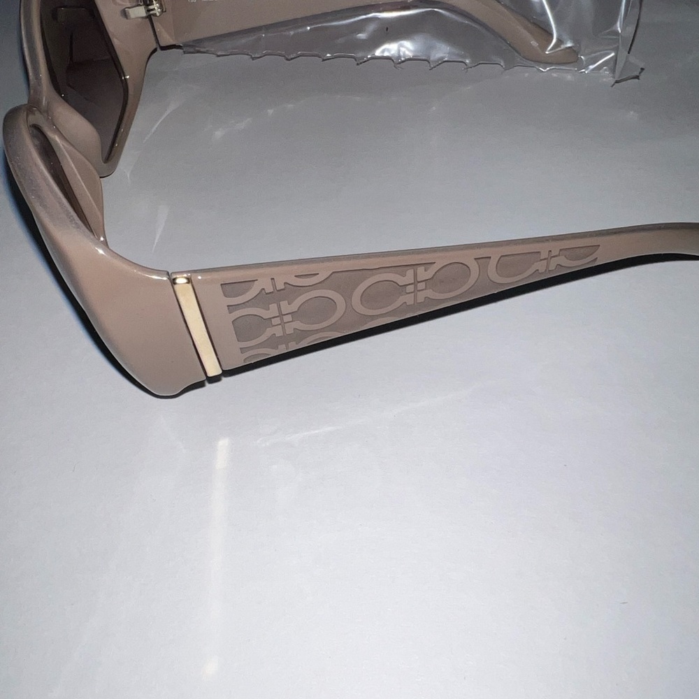 Salvatore Ferragamo Sunglasses - Picture 9 of 12